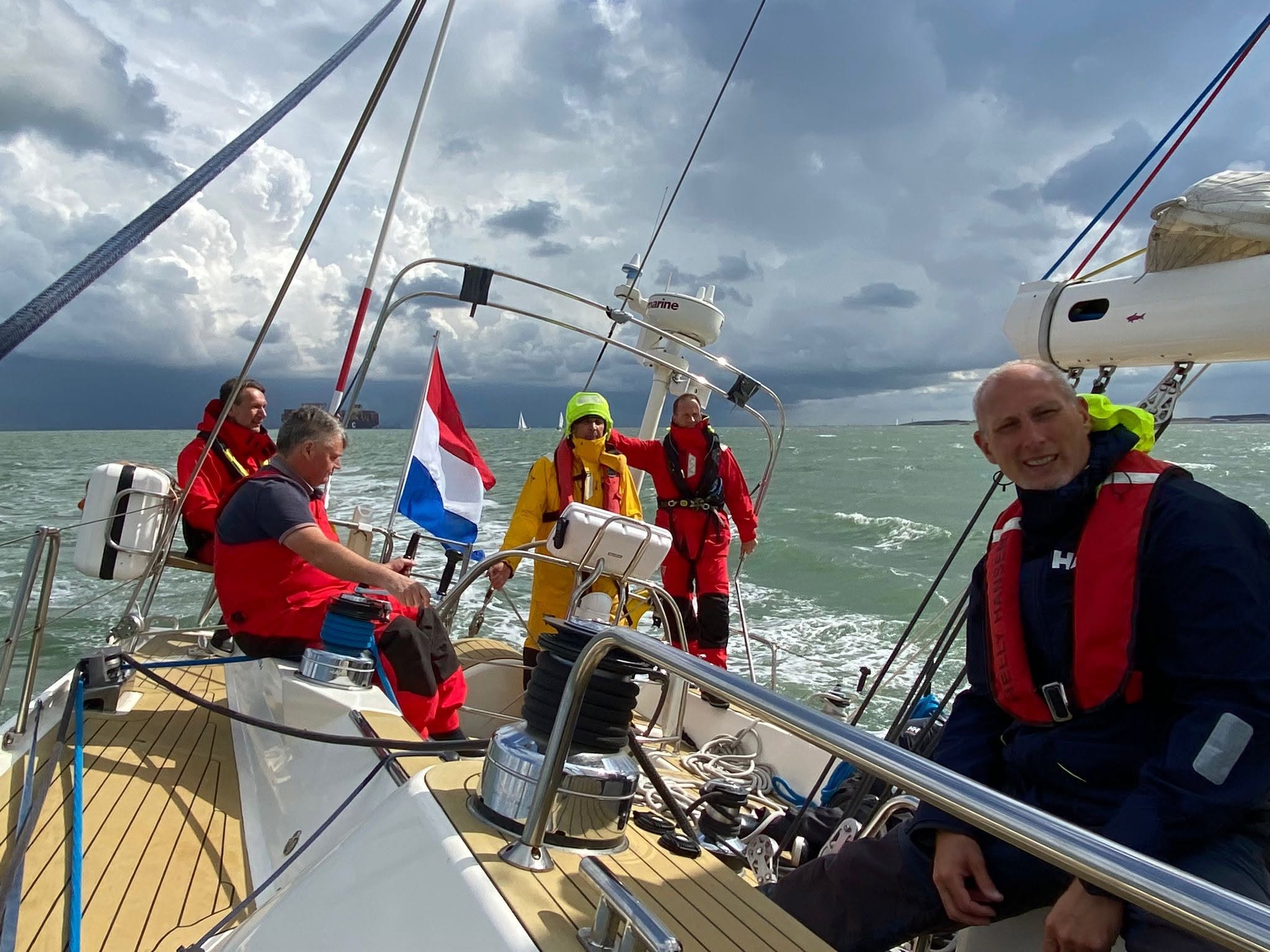Bemanning werkt samen op het dek van een zeiljacht