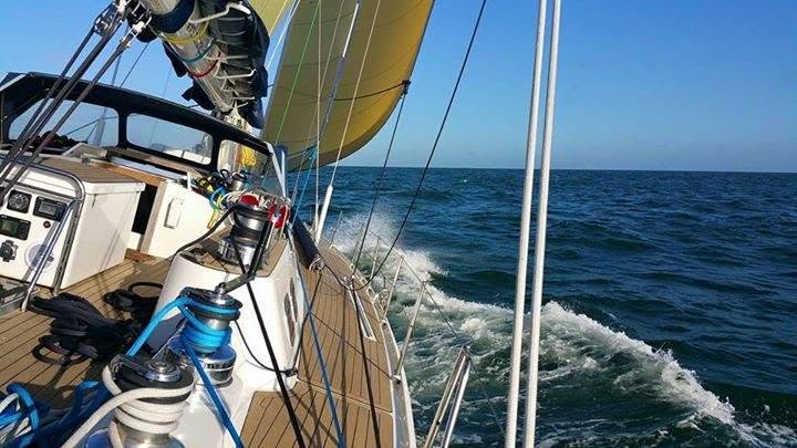 Zeilschip op de Atlantische Oceaan bij zonsondergang