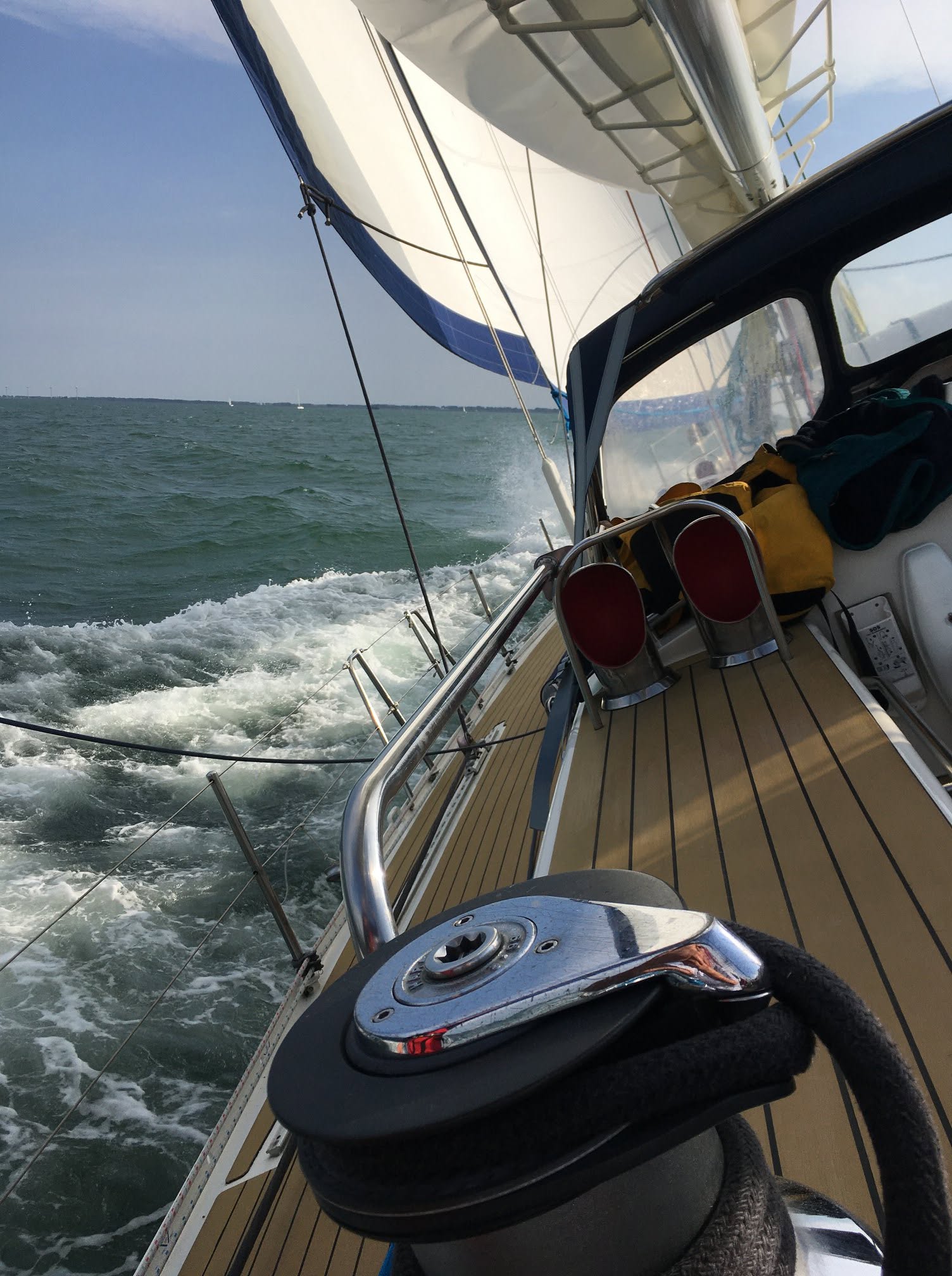 Luchtfoto van zeilschip op de oceaan